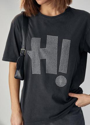 Трикотажна футболка з написом hi з термостраз — темно-сірий колір, s (є розміри)4 фото