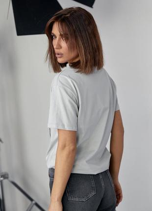 Трикотажна футболка з принтом і термостразами — сірий колір, m (є розміри)2 фото