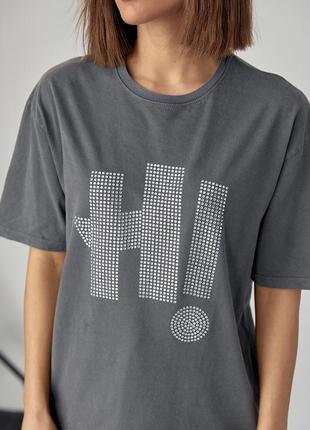 Трикотажная футболка с надписью hi из термостраз - серый цвет, m (есть размеры)4 фото