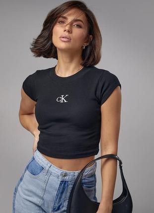 Коротка футболка в рубчик із вишитим написом ck — чорний колір, m (є розміри)