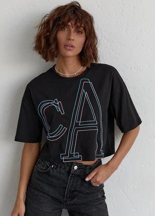 Укорочена жіноча футболка з вишитими літерами — чорний колір, l/xl (є розміри)