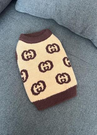 Брендовый свитер для собак gucci без передних лапок, с большими коричневыми значками бренда, бежевый1 фото