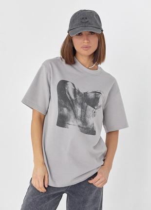 Жіноча футболка вільного крою з принтом корсет — світло-сірий колір, l (є розміри)