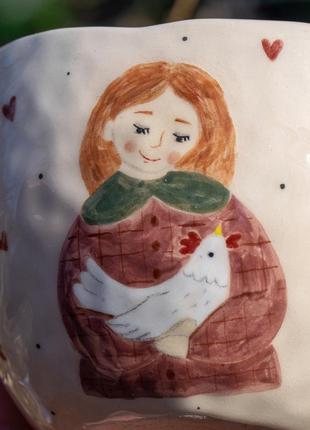 Чашка ручної роботи кераміка дівчинка з пташкою курочка мила кружарка глина бежева хенд мейд сердечка на подарунок9 фото