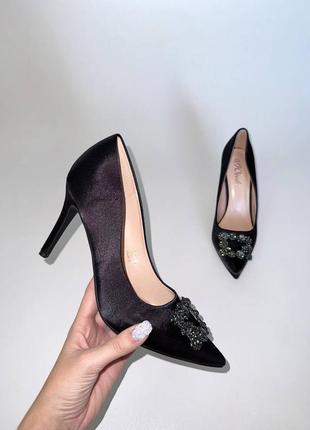 Стильні чорні атласні туфлі туфельки з брошкою атласні чорні туфельки човники на підборах класичні туфлі туфлі в стилі manolo blahnik ❤️