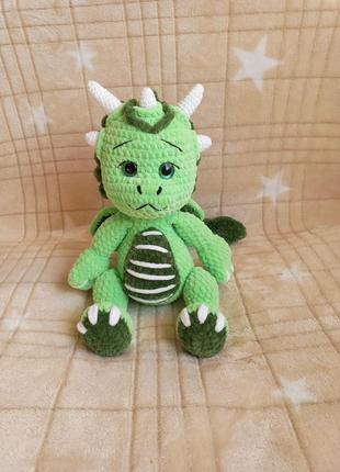 В'язаний плюшевий дракон