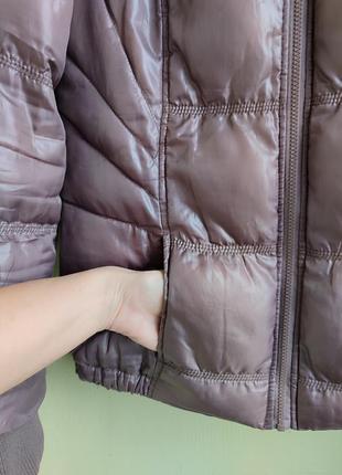 Куртка утеплена стьобана з капюшоном колір тауп від бренду outfit fashion nkd4 фото