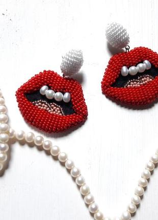 Бісерні сережки-губи з керамічним перлами, червоні модні сережки