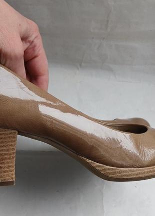 Туфли gabor из натуральной лакированной кожи телесного цвета на среднем каблуке высотой 5 см6 фото
