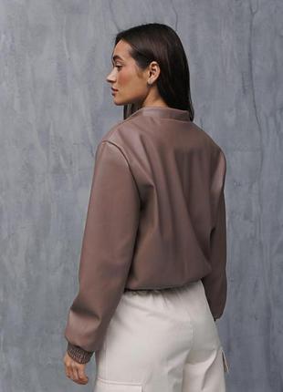 Женская куртка-бомбер из кожзама темно-бежевого цвета2 фото