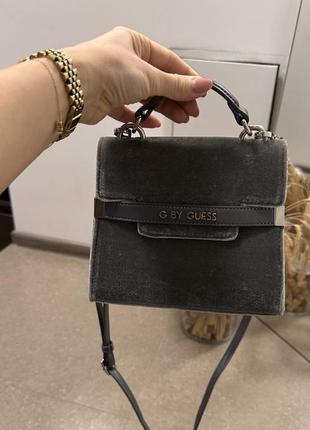 Оригінальна велюрова сумочка з потертостями від бренду guess