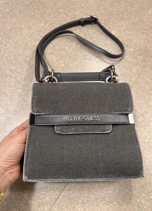 Оригінальна велюрова сумочка з потертостями від бренду guess2 фото