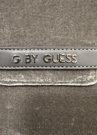 Оригінальна велюрова сумочка з потертостями від бренду guess6 фото