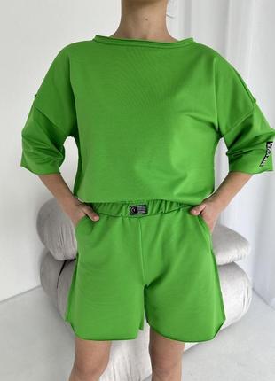 Зелений жіночий літній спортивний костюм шорти з розрізом футболка оверсайз вільного крою прогулянковий костюм двонитка10 фото