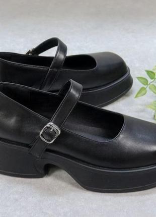 Чорні туфлі в стилі mary jane