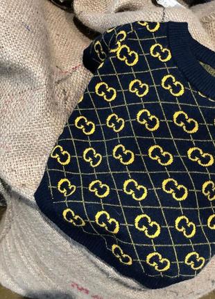 Брендовый свитер для собак gucci с золотыми значками бренда, синий