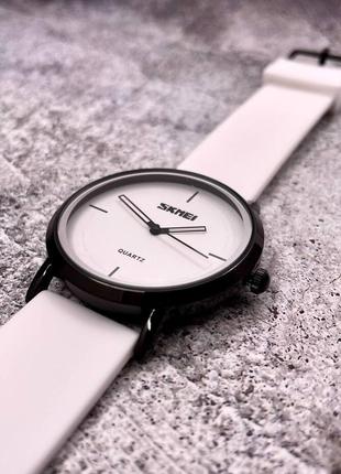 Жіночий наручний годинник skmei 2050 white з силіконовим ремінцем4 фото