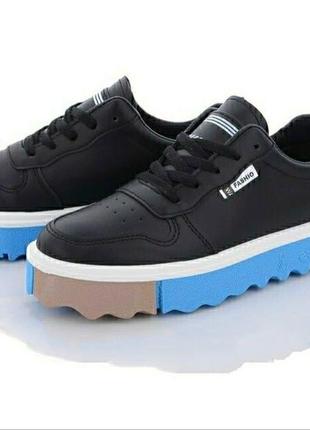 Женские кроссовки