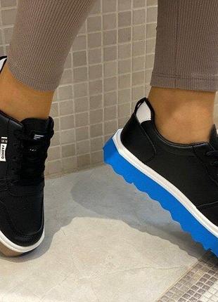 Женские кроссовки