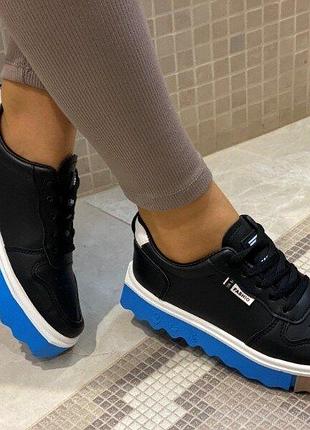 Женские кроссовки