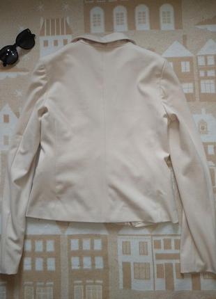 Стильный пиджак  пастельно бежевого цвета с трикотажа2 фото