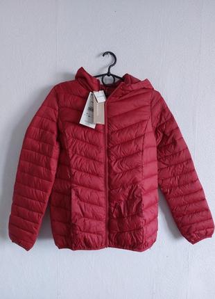 Легкая осенняя куртка вишневого цвета1 фото
