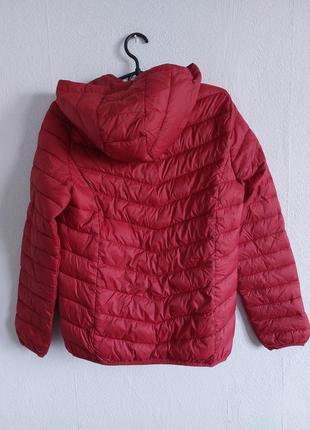 Легкая осенняя куртка вишневого цвета3 фото