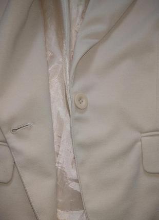 Стильний піджак пастельно бежевого кольору з трикотажу3 фото