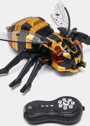 Іграшка бджола на радіоуправлінні пускає пар зі очами, що світяться1 фото