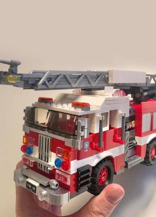 Конструктор xingbao пожежний автомобіль з підіймальною платформою 751 деталь