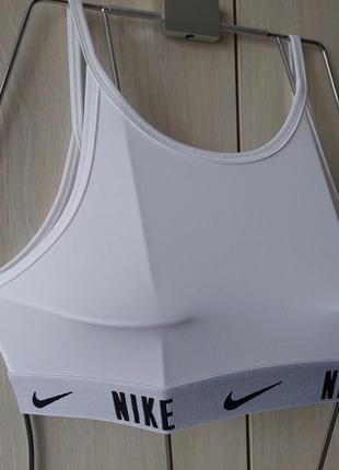 Спортивний топ nike дуже стильний