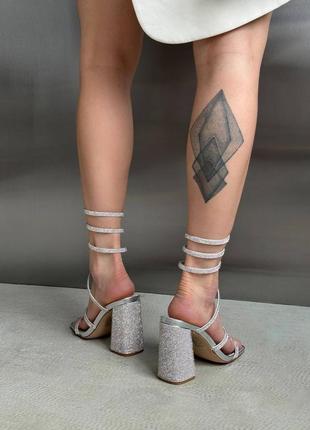 Босоножки на каблуке устойчивом широком серебро с камнями стразами блестящие7 фото
