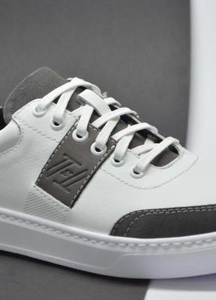 Чоловічі стильні спортивні туфлі шкіряні кеди білі із сірим tsevo 5685