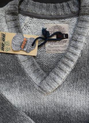 Красивий і стильний пуловер 