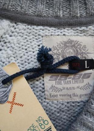 Красивий і стильний пуловер 