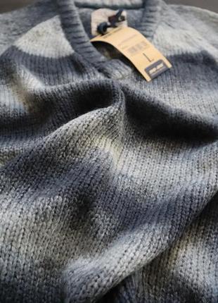 Красивий і стильний пуловер 