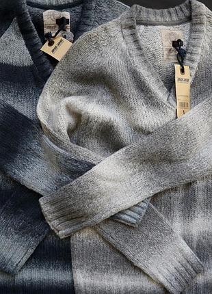 Красивий і стильний пуловер 