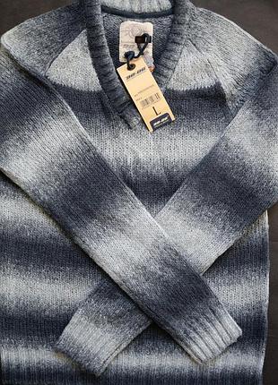 Красивий і стильний пуловер 