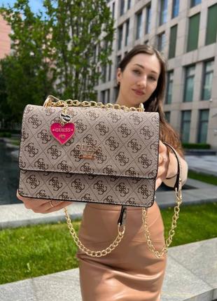 Женская сумка из эко-кожи guess heart бежевого цвета молодежная, брендовая сумка через плечо6 фото