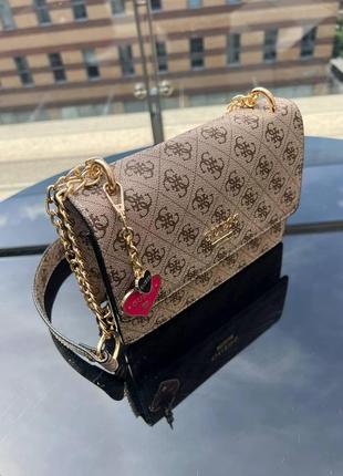 Женская сумка из эко-кожи guess heart бежевого цвета молодежная, брендовая сумка через плечо2 фото
