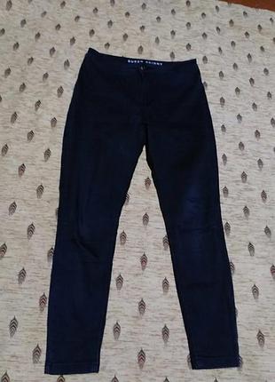 Джинсовые брюки скини на невысокую девушку