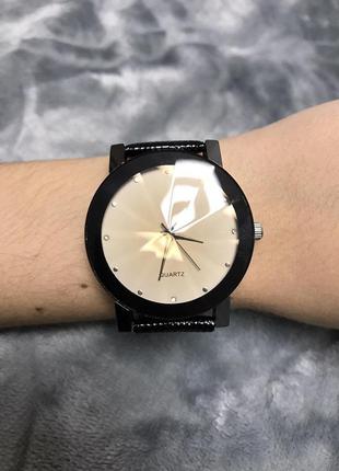 Женские черные наручные часы с интересным цифеблатом светлые2 фото
