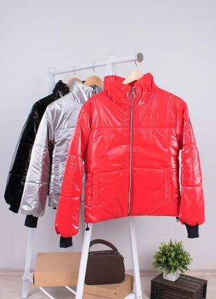 Стильная красная осенняя деми куртка модная дутая оверсайз2 фото