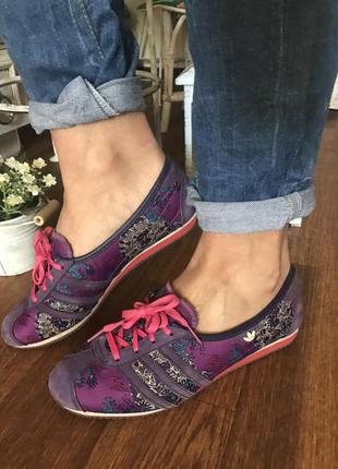Эффектные фиолетовые балетки adidas