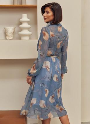 Розкішна шифонова сукня міді нижче колін з довгими рукавами з галстуком бант завʼязкою сіра з квітами7 фото