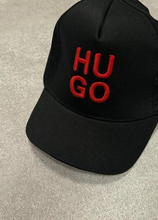 Костюм спортивний в стилі hugo boss чорний шорти футболка кепка 100% котон білий2 фото