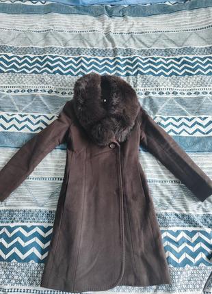 Пальто зимнее с мехом коричневого песца5 фото