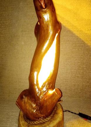 Скульптура-світильник з дерева "горіхова грація"1 фото