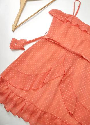 Сукня жіноча коралового кольору з рюшами на бретелях з поясом від бренду quiz l3 фото
