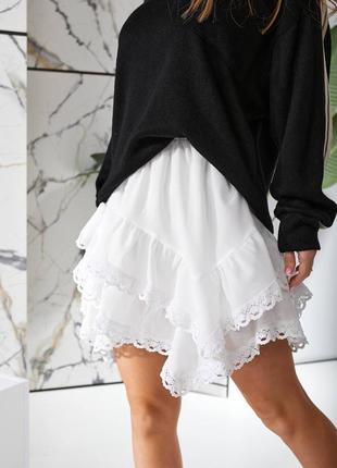 Трендова спідниця з рюшами і мереживом біла легка жіноча асиметрична пишна юбка з кутами оборками і кружевом підліткова1 фото